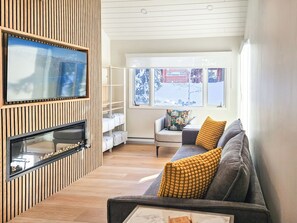 Smart TV, fireplace - Bright Toby 2-Bedroom Retreat at Panorama (Panorama)