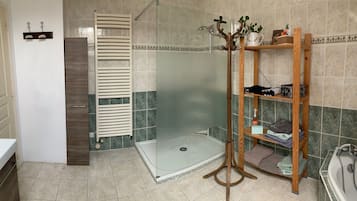 吹风机、毛巾、卫生纸
