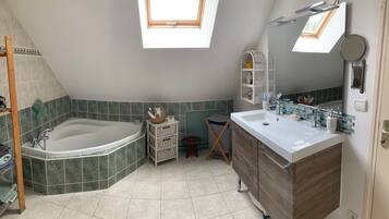 Een haardroger, handdoeken, toiletpapier