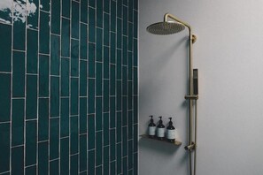 Villa, 2 slaapkamers, privézwembad | Badkamer | Een haardroger, badjassen, pantoffels, handdoeken