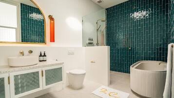 Villa, 3 chambres, piscine privée | Salle de bain | Sèche-cheveux, peignoirs, chaussons, serviettes fournies