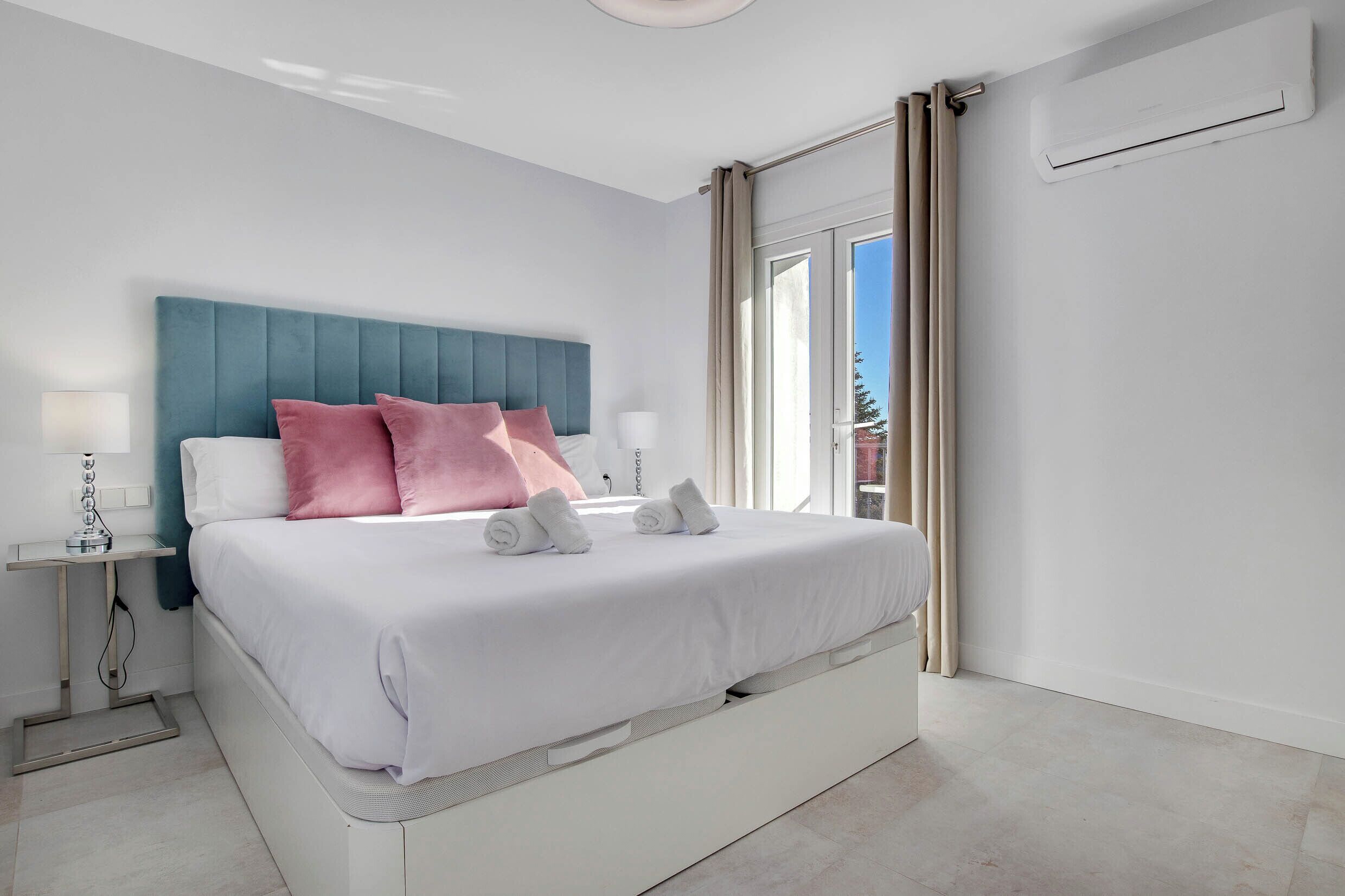 Een strijkplank/strijkijzer, wifi, beddengoed