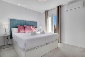 Een strijkplank/strijkijzer, wifi, beddengoed