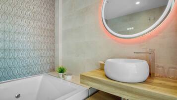 Een bubbelbad, een haardroger, handdoeken, zeep