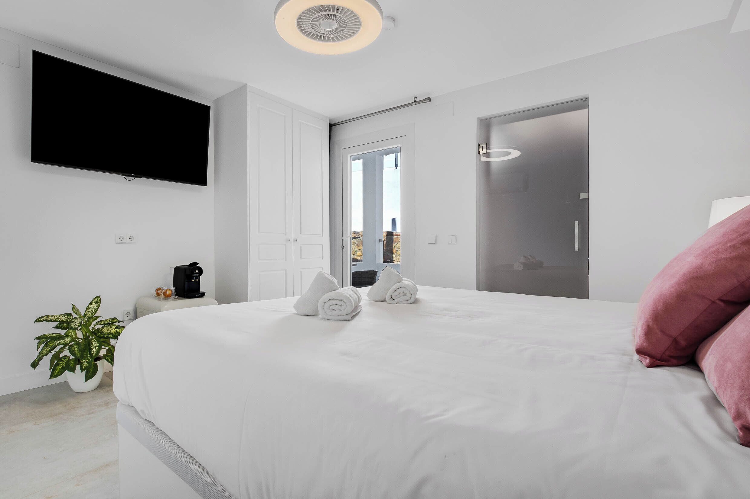 Iron/ironing board, WiFi, bed sheets