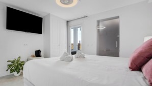 Een strijkplank/strijkijzer, wifi, beddengoed