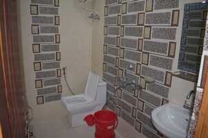 Ducha, artículos de tocador gratuitos, toallas, jabón