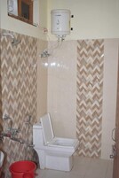 Ducha, artículos de tocador gratuitos, toallas, jabón