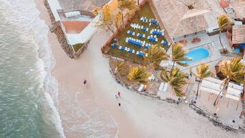 Na praia, areia branca