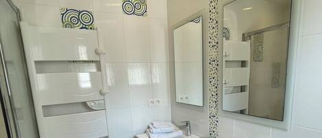 Doccia, asciugacapelli, asciugamani