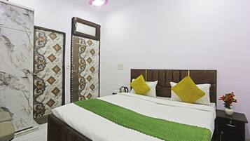 Deluxe Room | Premium bedding, free minibar items, desk, laptop workspace