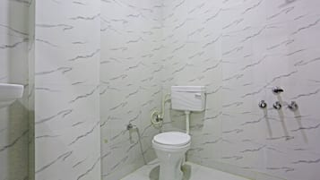 Deluxe Room | Bathroom | Shower, free toiletries, slippers, towels