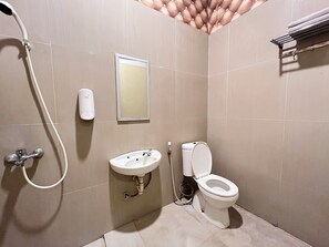 Shower, slippers, towels, soap - LOUISE HOTEL (Medan)