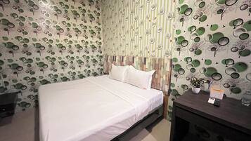 Deluxe Room | Desk, free WiFi