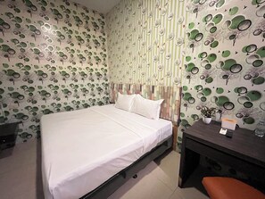 Deluxe Room | Desk, free WiFi - LOUISE HOTEL (Medan)