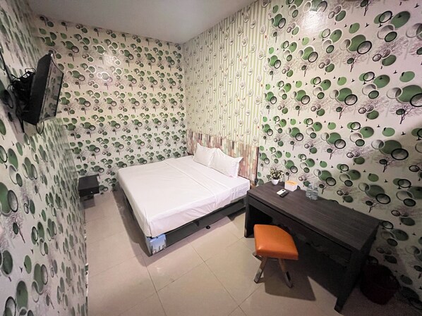 Deluxe Room | Desk, free WiFi