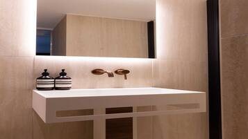 Douche, sèche-cheveux, serviettes fournies