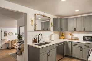 ثلاجة، ميكروويف، فرن، موقد طهي مسطح