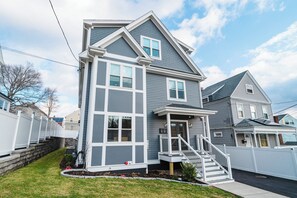 Exterior - 60-1 4BR Boston - Cozy New Apt near Franklin Park (Boston)