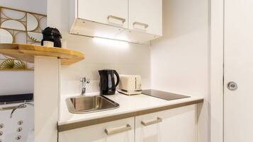 Een koelkast, een microgolfoven, een kookplaat