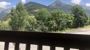 Paesaggio montano con una strada e un segnale di parcheggio.