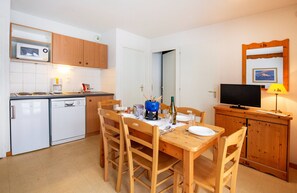 Apartment | Private kitchen | Electric kettle, toaster, cookware/dishes/utensils - Balcons B 014 - Parc Nat. Vanoise Appart. 6 Pers (Val-Cenis)