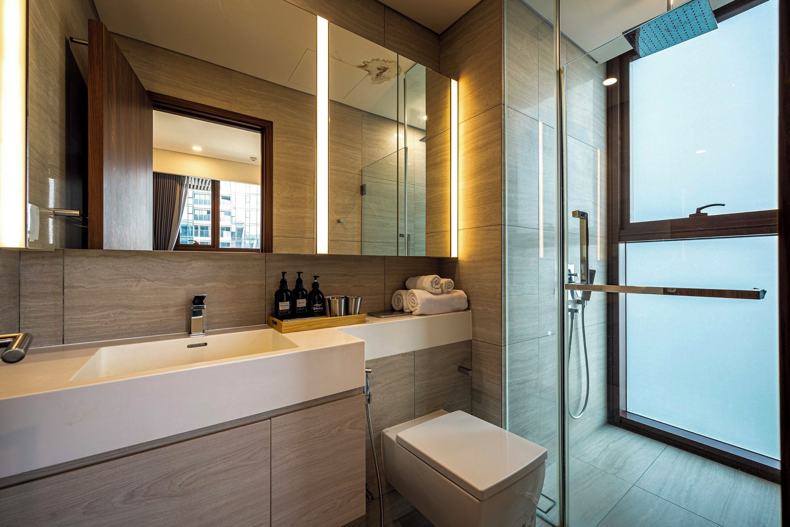 Apartamento Deluxe, 1 habitación, balcón, vistas a la ciudad | Baño | Ducha, cabezal de ducha tipo lluvia, zapatillas y bidé