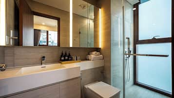 Apartamento Deluxe, 1 habitación, balcón, vistas a la ciudad | Baño | Ducha, cabezal de ducha tipo lluvia, zapatillas y bidé