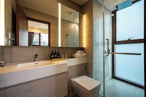 Appartement Deluxe, 1 chambre, balcon, vue ville | Salle de bain | Douche, douche à « effet pluie », chaussons, bidet