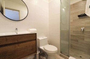 Suihku, hiustenkuivaaja, pyyhkeet