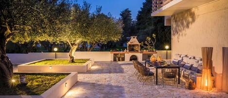 تناول الطعام بالخارج