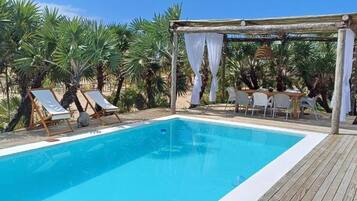 室外游泳池,池畔遮阳伞,日光浴躺椅