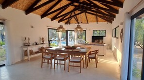Luxury Villa, Private Pool, Beach View | Living area | Books - Coral Villa - Luxury Beachfront Villa with Private Pool by Karula (Inhambane)