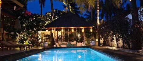 Kolam renang outdoor, dengan kursi berjemur