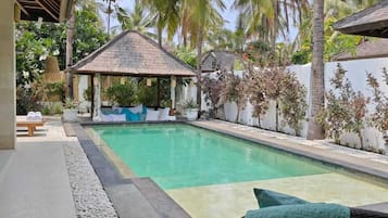 Kolam renang outdoor, dengan kursi berjemur