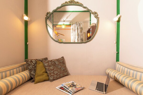 Desk, laptop workspace, WiFi (free) - Albergo La Felicina  (San Piero A Sieve)