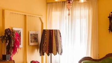Una habitación con candelabro, sofá, mesa y silla.