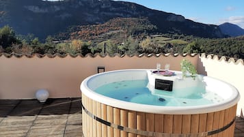 Bañera de hidromasaje al aire libre