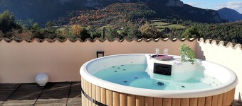 Beautiful Mas with private Spa and swimming pool, in the heart of nature in Drôme Provençale