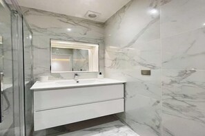 Shower, hair dryer, shampoo - Bright studio - 2P - Opera/Haussmann (Paris)