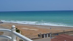 A coastal view with a beach, a small structure, and a clear sky. - First Line Apartment With Wifi (Benicarlo)