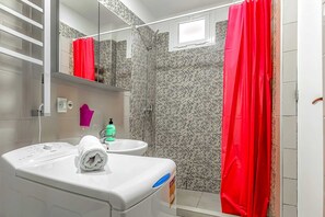 Een haardroger, handdoeken, zeep, toiletpapier