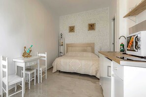 Frigorífico, microondas, placa de cocina y hervidor eléctrico