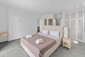 2 bedrooms, iron/ironing board, travel cot, free WiFi - Seahorse Villa Andros: Beachfront with Private Pool (Kalamitsi, Andros)