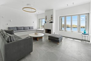 Smart TV, fireplace, stereo - Seahorse Villa Andros: Beachfront with Private Pool (Kalamitsi, Andros)