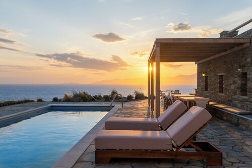 Seahorse Villa Andros: Beachfront with Private Pool
