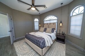 4 chambres, bureau, fer et planche à repasser, lit parapluie