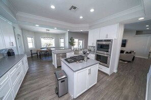 冷蔵庫、電子レンジ、オーブン、コンロ