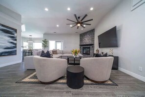 Télévision, cheminée, livres, espaces bureaux