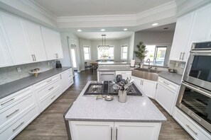 冷蔵庫、電子レンジ、オーブン、コンロ